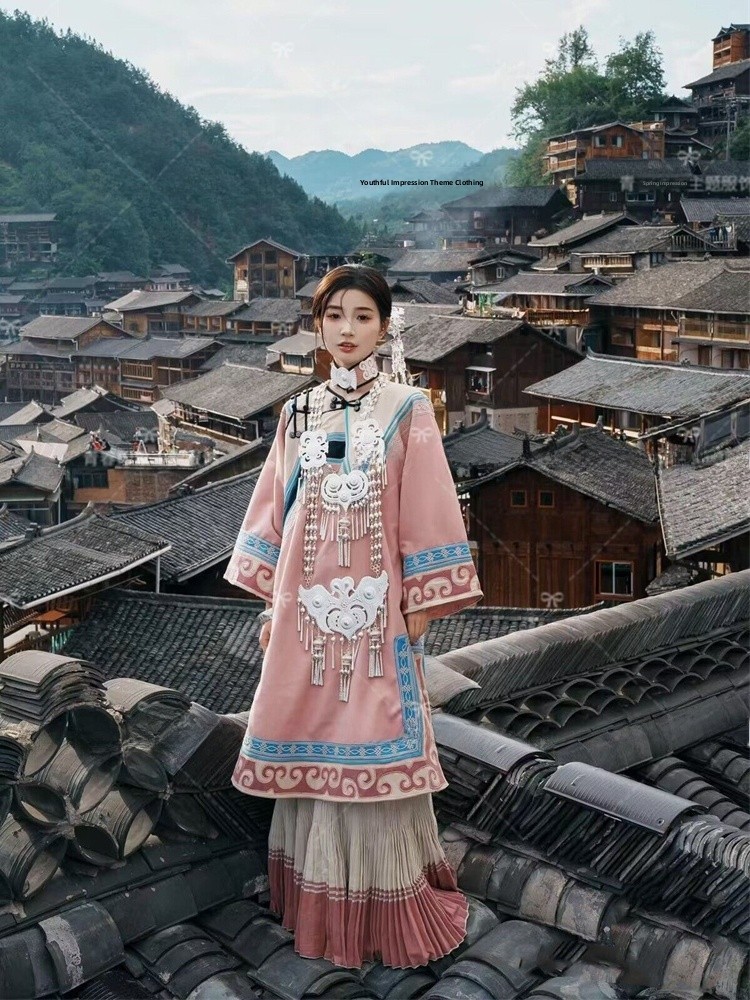 Ethnic Fashion Shoot - 女の子向けピンクのエスニックスタイルの服 写真スタジオ旅行撮影 国籍少数民族女性のファッション 2023年秋